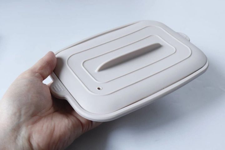 手に持った折りたたみ式の長方形シリコーンスチーマー
