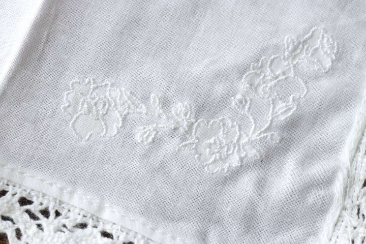 白いハンカチの隅にある繊細な花柄刺繍