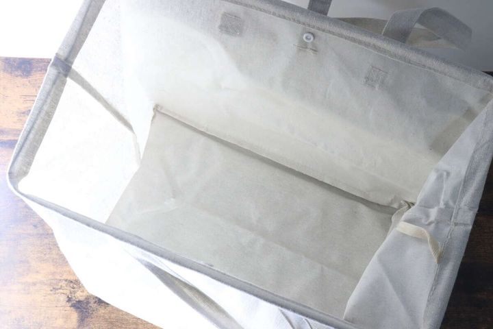 がま口が大きく開いたランドリーバッグの内側
