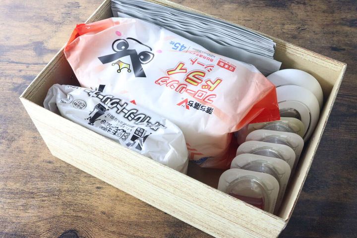 収納ボックスの中にトイレ掃除用品（洗剤、シートなど）が収納されている様子