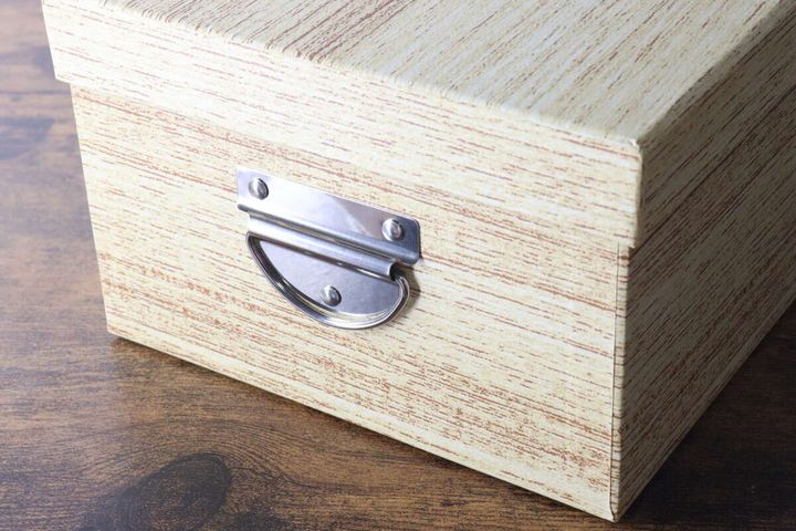 収納ボックスの金属製取っ手がアップで写っている