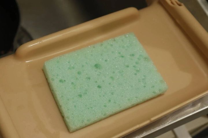 スポンジホルダー（水切りネット用）に緑色のスポンジが置かれている