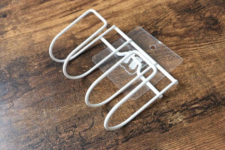 ダブルスポンジホルダーの裏側と取り付け用シール部分