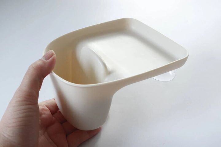 スポンジホルダー（吸盤タイプ）を手に持ち、側面から撮影