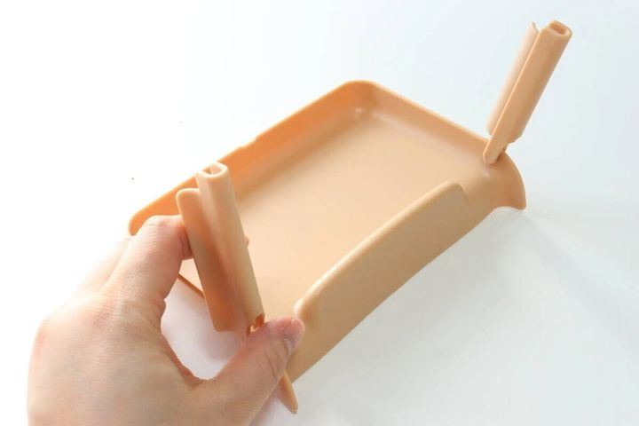 スポンジホルダー（水切りネット用）のアームを展開している手元