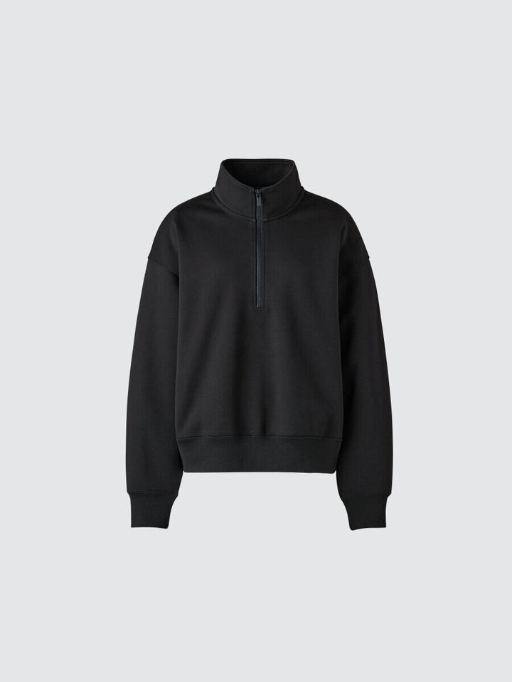 黒いハーフジップのスウェットプルオーバー