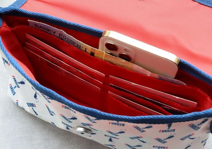 FUKUZOお財布ポシェットの内部にカードやスマホが収納されている様子