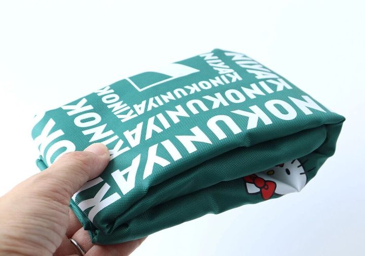 紀ノ国屋×ハローキティのお買い物バッグをたたんでいる手元のアップ