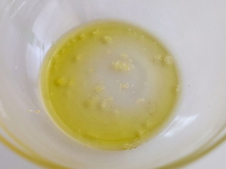透明なボウルにオリーブオイルと塩が入れられている俯瞰写真