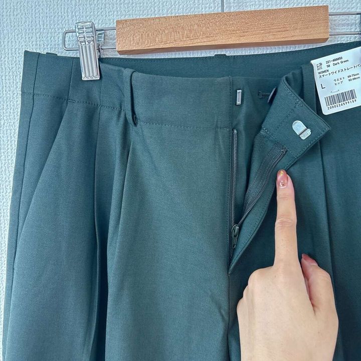 ユニクロワイドパンツのウエスト部分、ファスナーとホックを指で示している