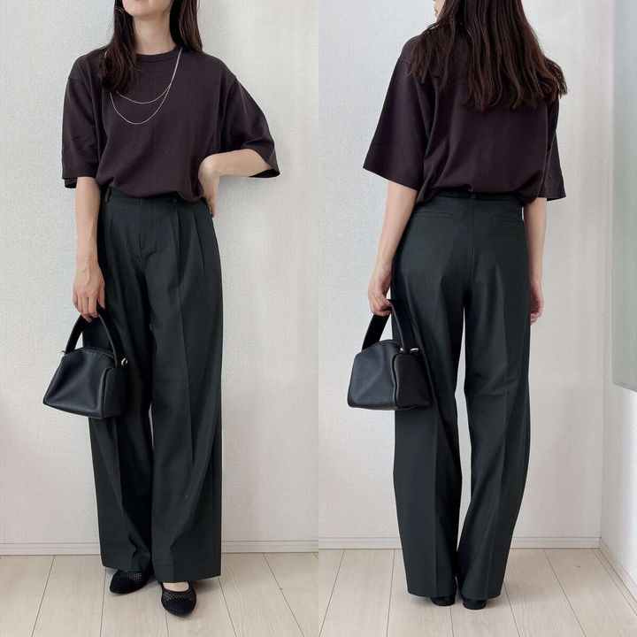 ダークグリーンワイドパンツとブラウンニットTのシンプルコーデの女性