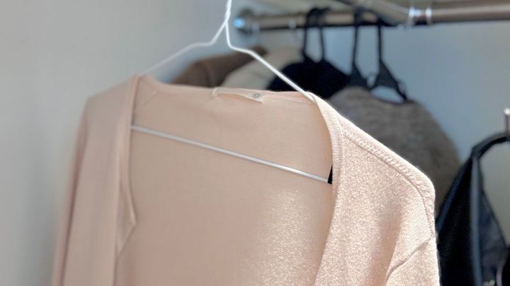【100均】クローゼットのイライラ解消！「ヘアゴム」をハンガーに巻くだけで服のずり落ちを防ぐ裏ワザ