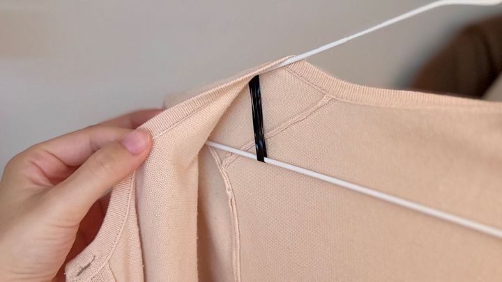 【100均】クローゼットのイライラ解消！「ヘアゴム」をハンガーに巻くだけで服のずり落ちを防ぐ裏ワザ