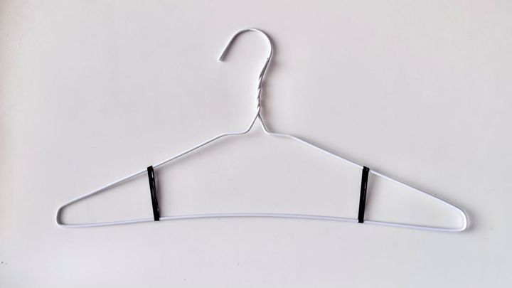【100均】クローゼットのイライラ解消！「ヘアゴム」をハンガーに巻くだけで服のずり落ちを防ぐ裏ワザ