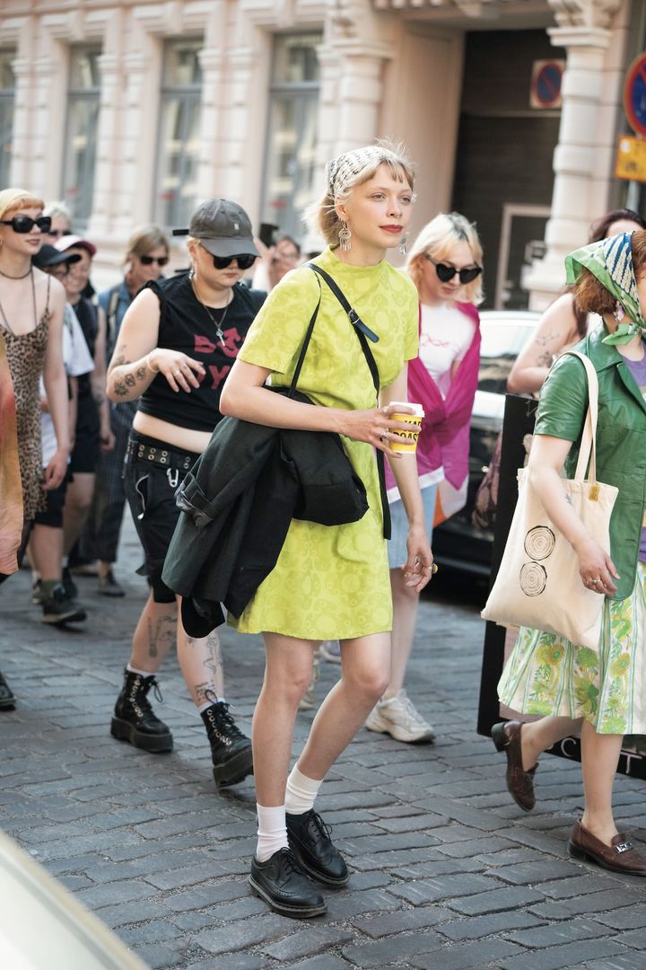 70年代風のワンピースはネオンカラーをセレクトして、リップを強調するのが正解【番外編：フィンランド】