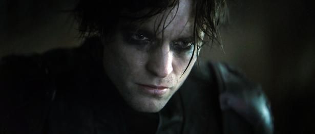 マスクを脱いだあとも残る目の周りのメイクがより暗さを演出する(『THE BATMAN-ザ・バットマン-』) [c]Everett Collection/AFLO