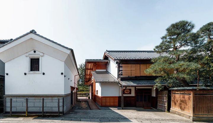 勝沼醸造の直営売店とワイナリー建屋