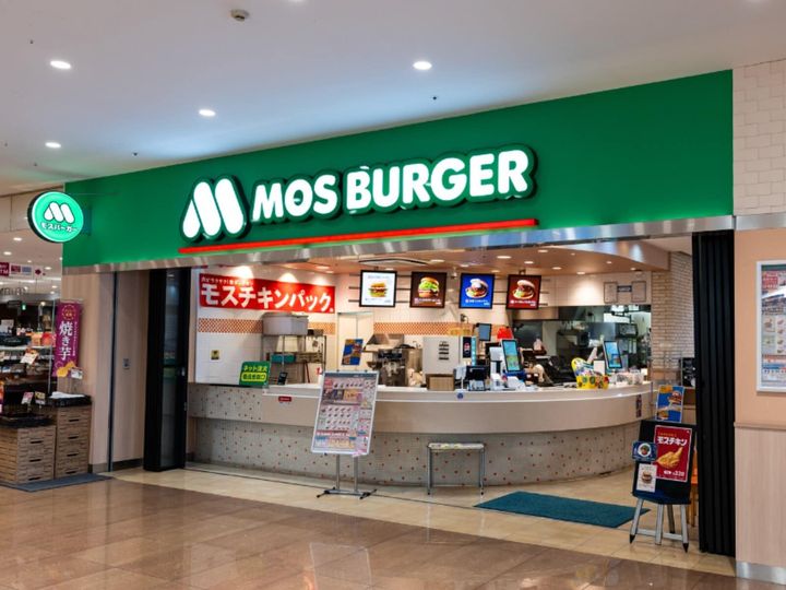 モスバーガー公式Xが通常サイズと比べて一回り以上大きい「メガサイズ」ドリンクを紹介。カップホルダーに入らないサイズだと注意を呼び掛けました。（サムネイル画像出典：PIXTAより）