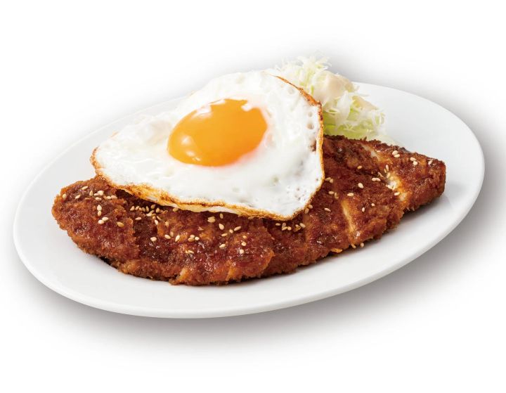 「鉄壁のチキン味噌カツ定食」のチキンカツのクローズアップ