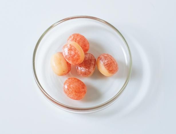 「榮太樓總本鋪」とコラボした、あまおういちごを使った「いちごミルク風」のあめ 撮影／大森忠明