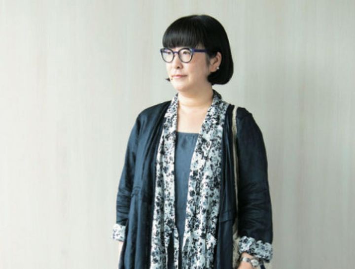 ブルー系でそろえた服に1がアクセント。「TOUJOURS」の花柄ワンピースも甘くならずシャープな雰囲気に。 