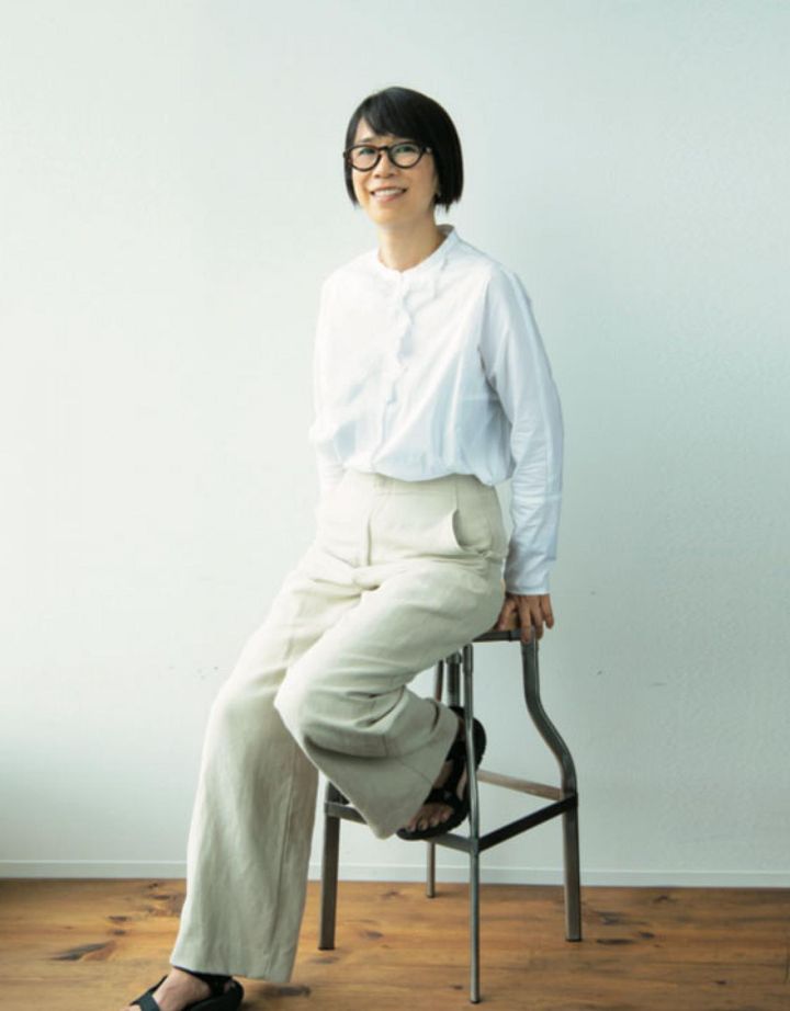 シンプルな装いに1の個性が引き立つ。「これをかけると、締まりがなくなってしまった顔に、生命が宿る感じがします」 