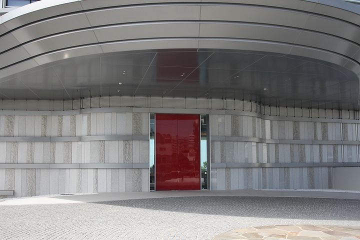 エントランスの扉は1998 年に国登録有形文化財に登録された須磨の赤灯台をイメージ