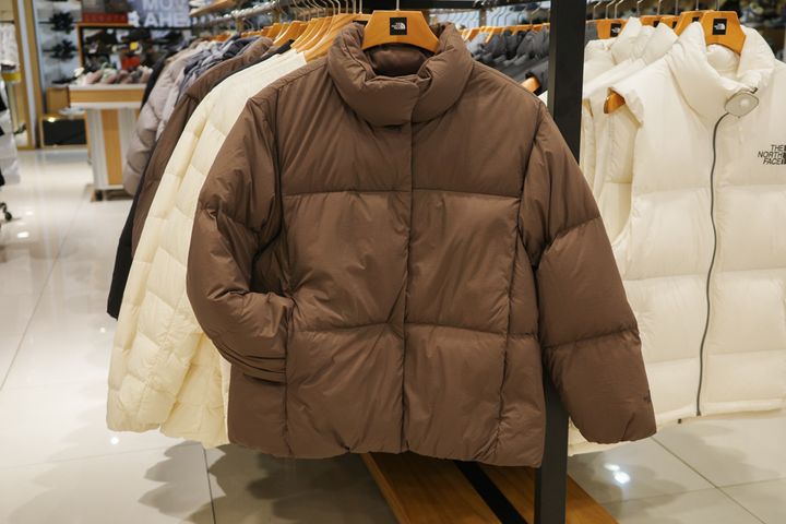 定価から値下げされたダウンが多数。サイズや在庫は時期によって変わるので出合えたらラッキー！