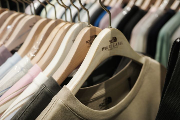 ホワイトレーベルの商品はハンガーで見分けることができる