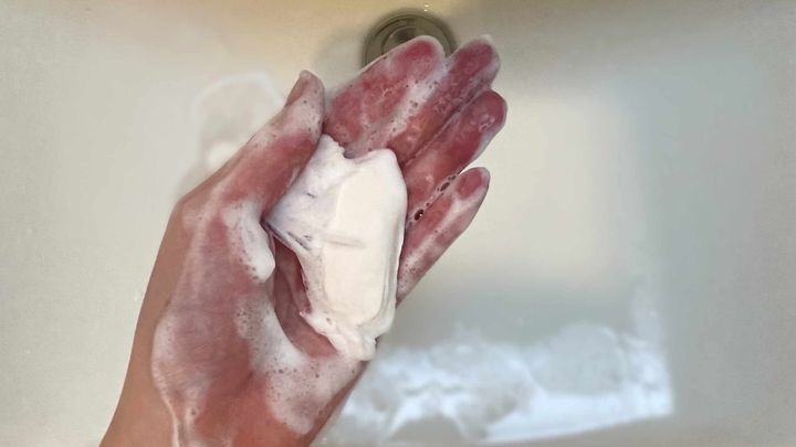 水で濡らして手でもみ、泡立てて使用する