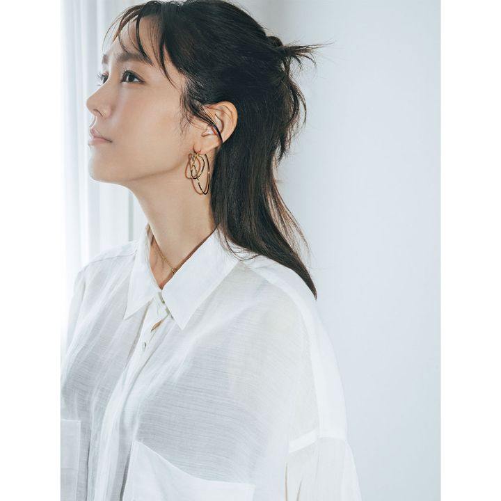白シャツがグッと垢抜けるバージュエリーの大ぶりな曲線を描いたピアス