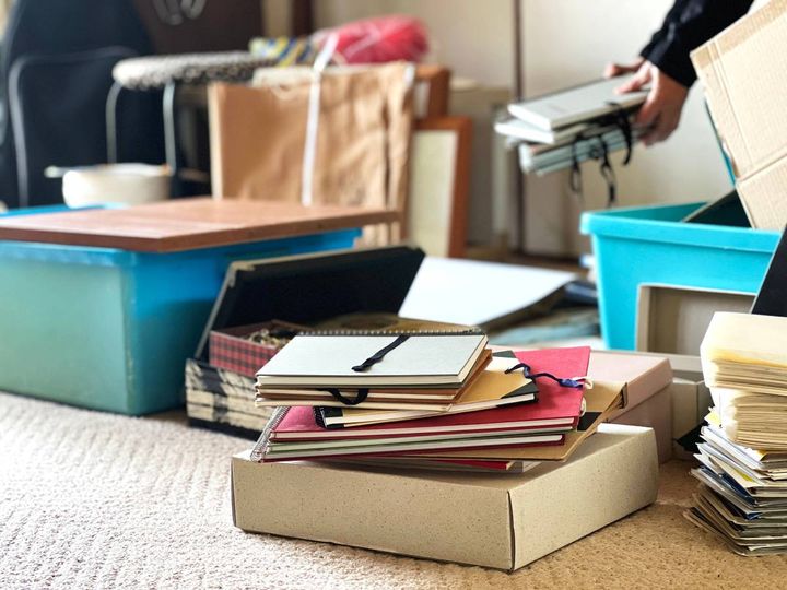 北西 出世運 下がる 乱雑に置かれた書類