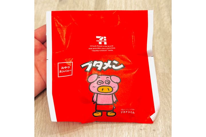 おかしなチキン（ブタメンとんこつ味）/パッケージデザイン