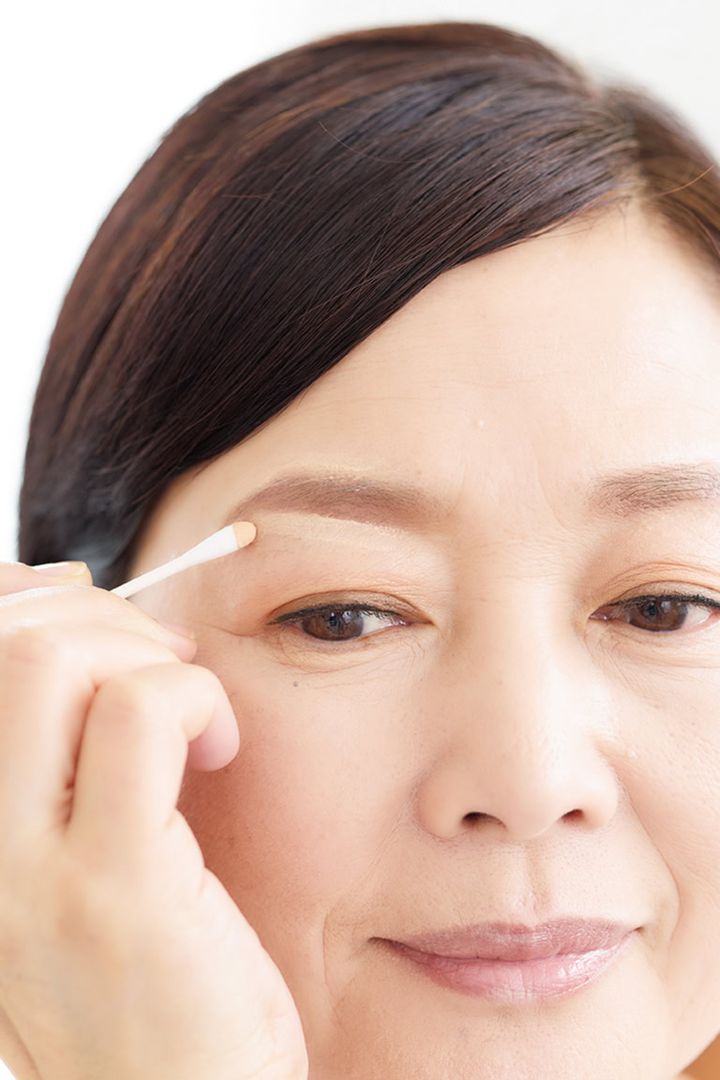 綿棒にコンシーラーやファンデをつけ、眉のまわりをグルッとなぞる。