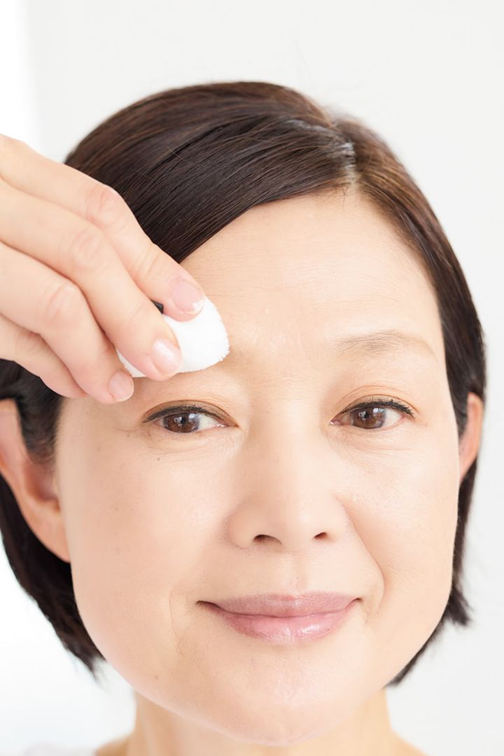 ヨレ防止テク【1】眉まわりの余分な油分をオフ
