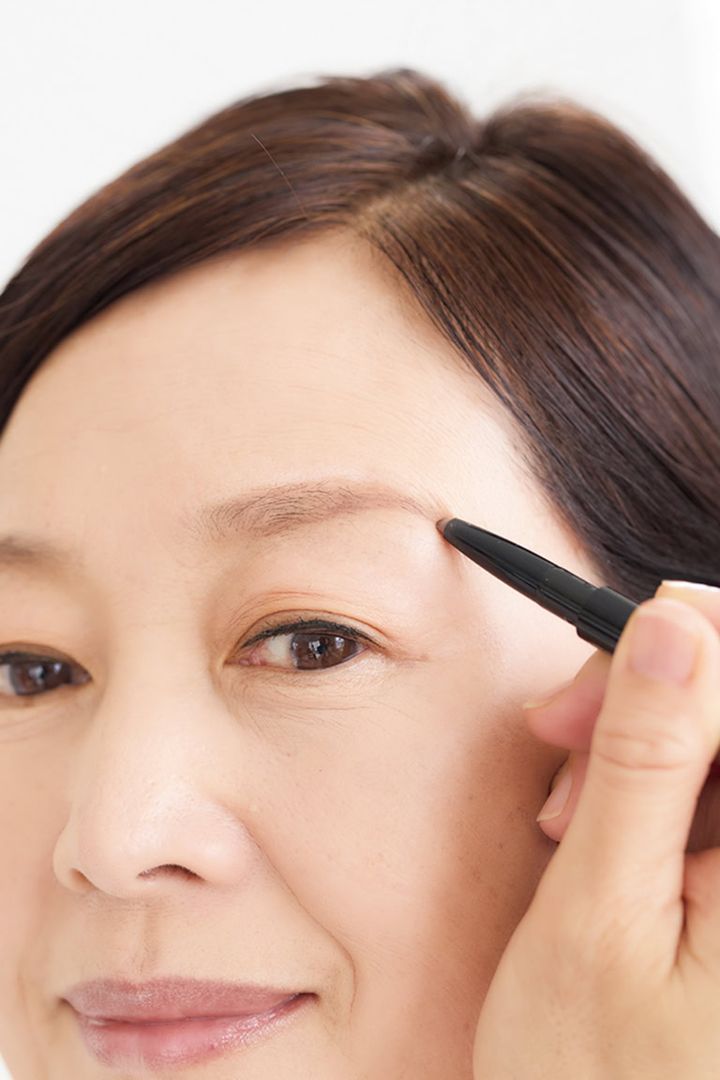 ペンシルで眉下のライン→眉山→眉尻→上のラインと描き、ブラシでぼかします。