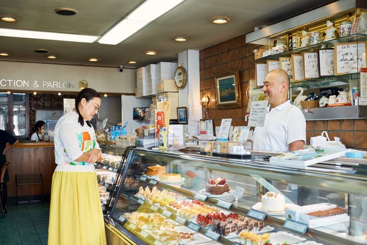 たんぽぽ・白鳥さん、「欧風菓子 白鳥」のレトロなスワンに会いに行く