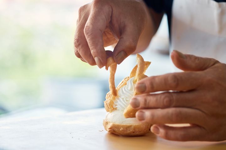 たんぽぽ・白鳥さん、「欧風菓子 白鳥」のレトロなスワンに会いに行く