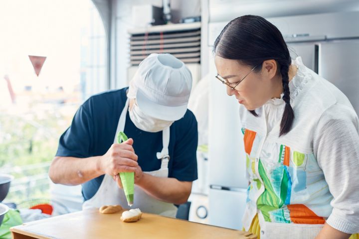 たんぽぽ・白鳥さん、「欧風菓子 白鳥」のレトロなスワンに会いに行く