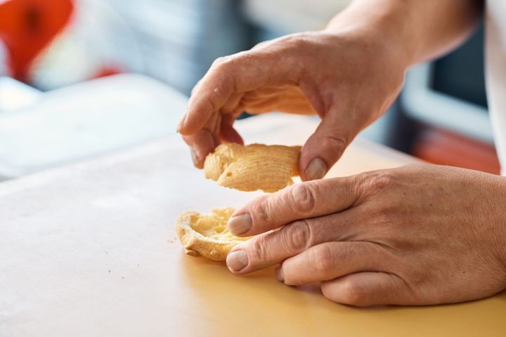 たんぽぽ・白鳥さん、「欧風菓子 白鳥」のレトロなスワンに会いに行く
