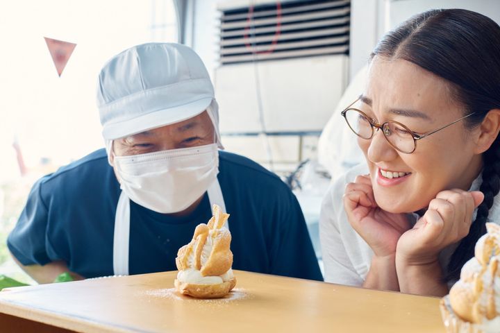 たんぽぽ・白鳥さん、「欧風菓子 白鳥」のレトロなスワンに会いに行く