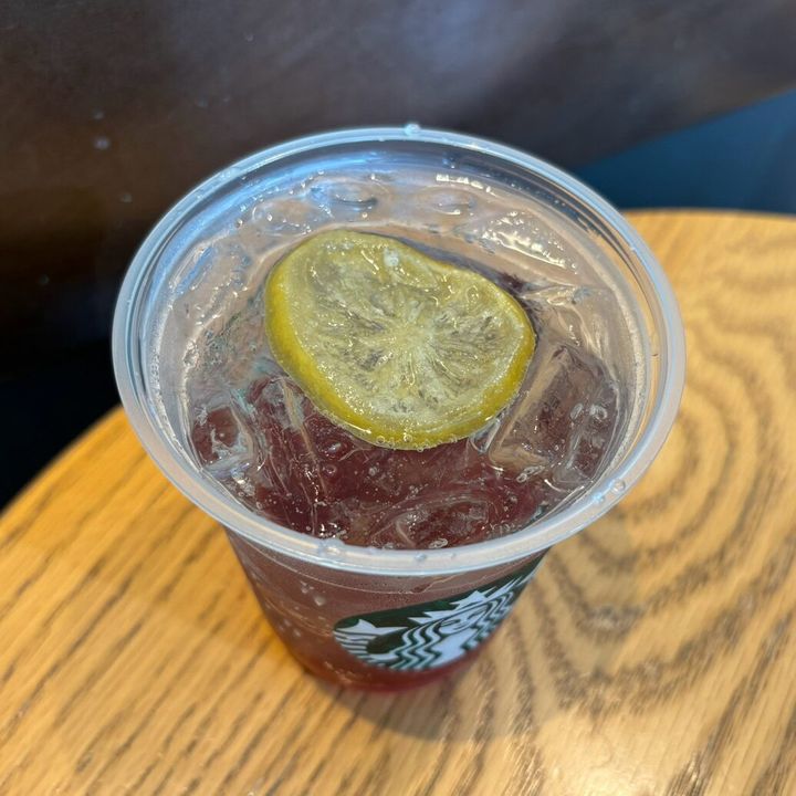 スタバ チラックス ソーダ 巨峰