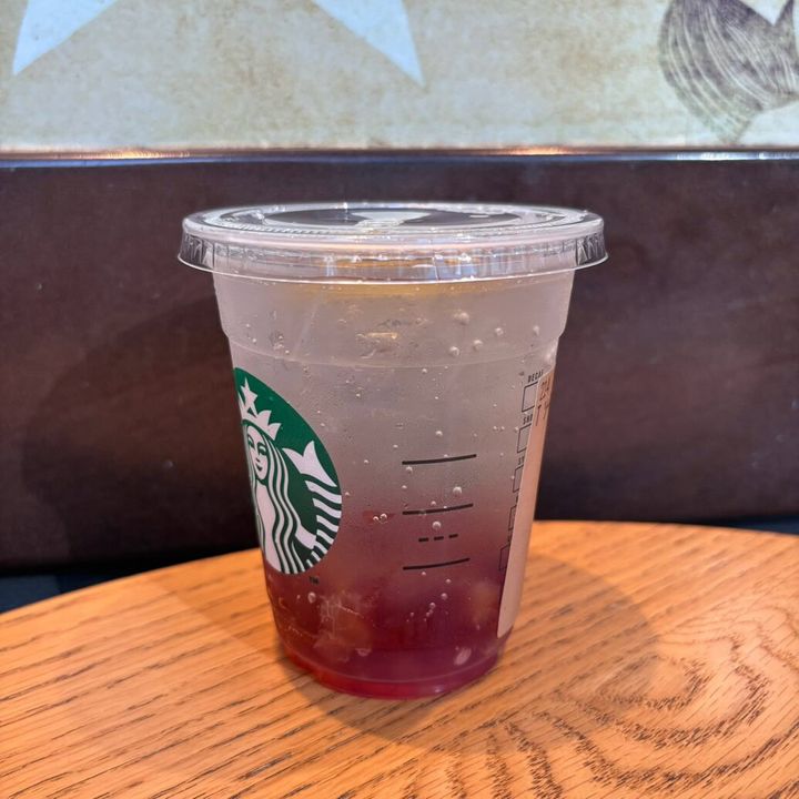 スタバ チラックス ソーダ 巨峰