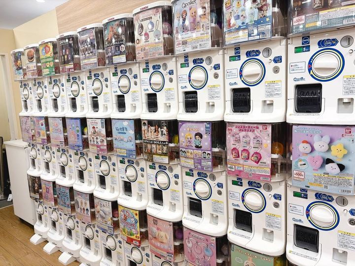 商業施設にあるガチャガチャコーナー