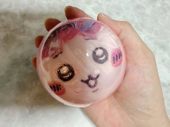 カプセルにパンパンに入るちいかわ