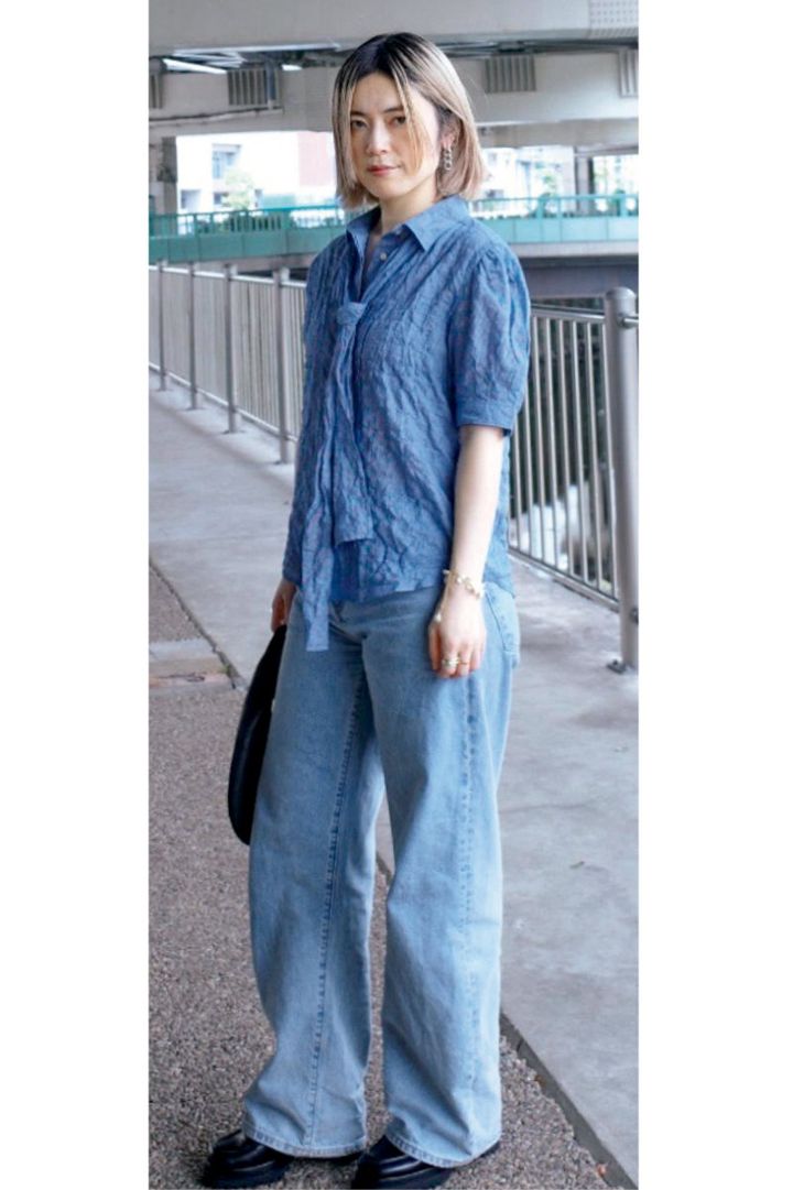 40代スナップ デニムスタイル ゆきさん ブラウス、パンツ／ともにLevi’s® Blue Tab™ バッグ／アエタ 靴／ダニエラ＆ジェマ イヤアクセ／エネイ ブレスレット／Milamore