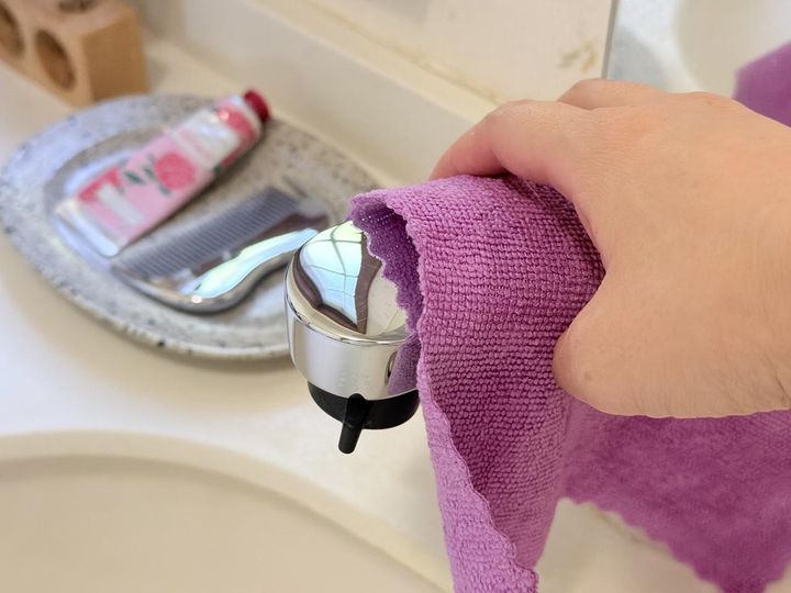 画像: 水滴が気になる洗面台の蛇口をひと拭き