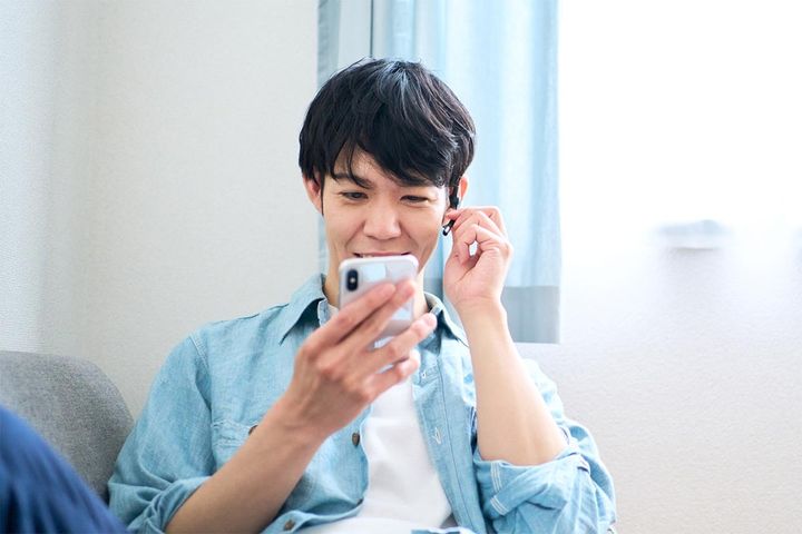 イヤホンを外さない夫に妻は不満？
