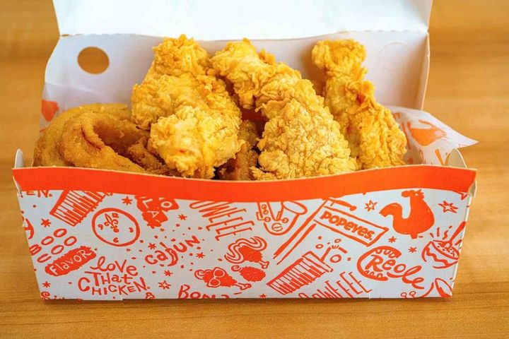 画像: チキンをかじったところ異物が