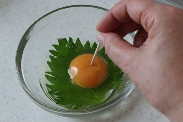 ボウルに入れた大葉と生卵